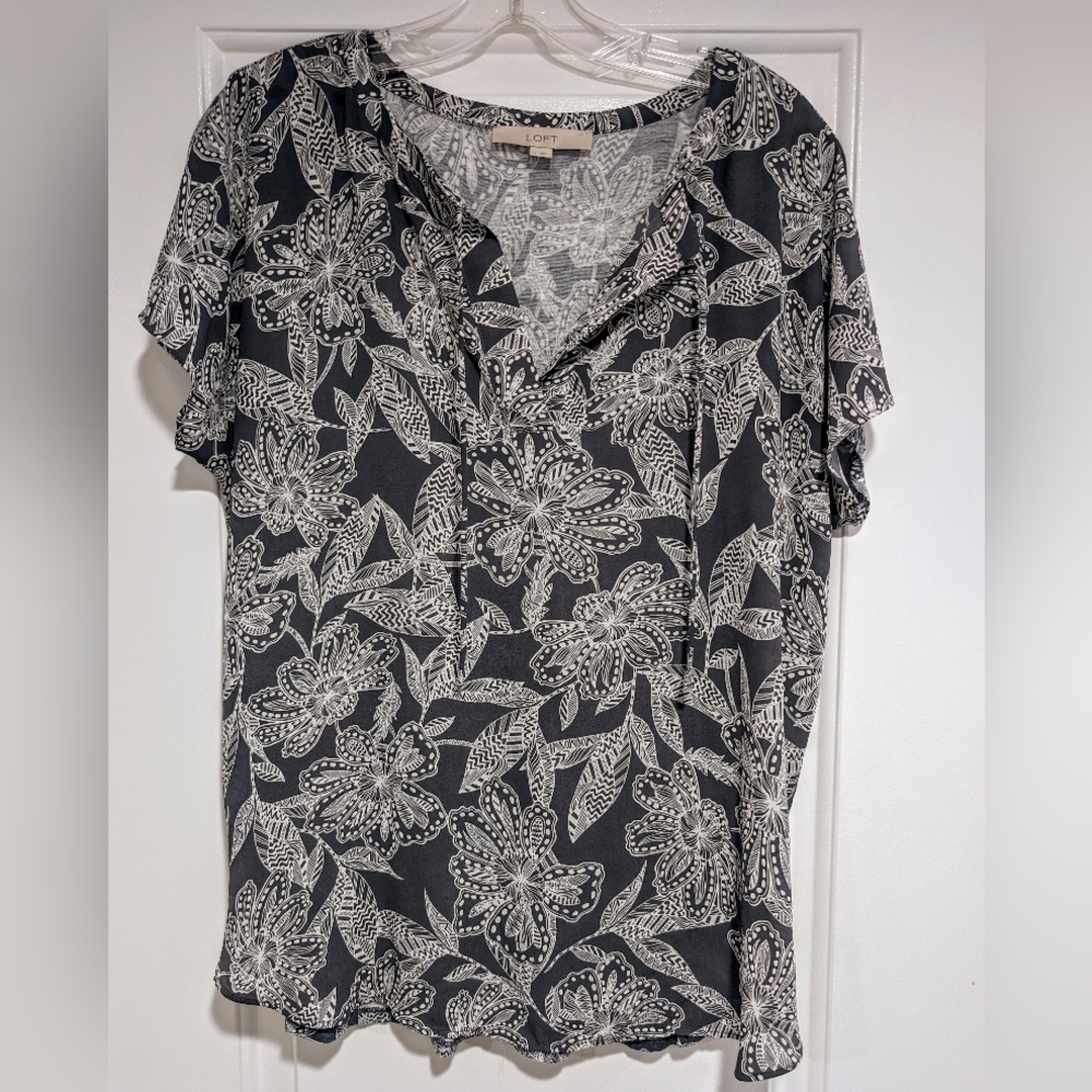 LOFT Short-Sleeved Floral Blouse M